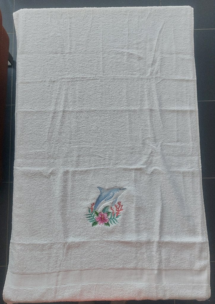 Wit badlaken geborduurd met een dolfijn, Huis en Inrichting, Badkamer | Badtextiel en Accessoires, Badlaken, Nieuw, Ophalen of Verzenden