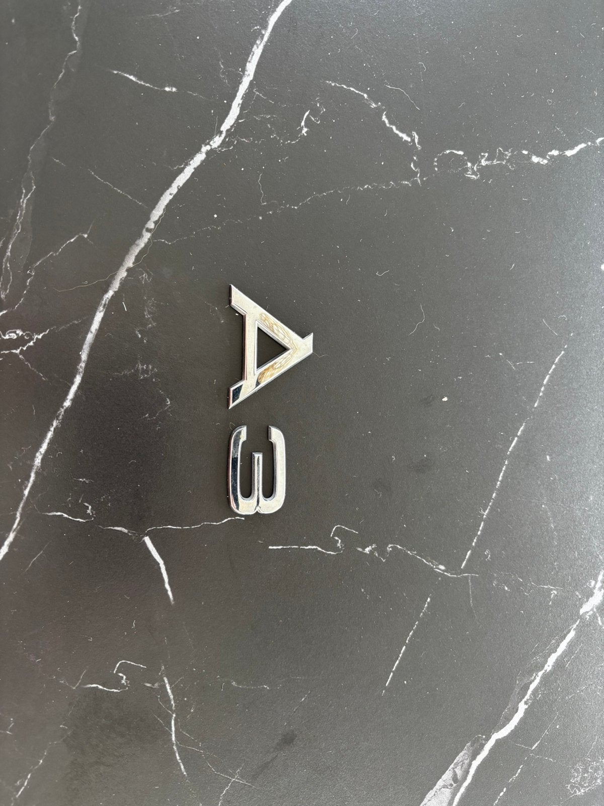 A3 chrome embleem origineel, Handtassen en Accessoires, Verzenden, Zo goed als nieuw