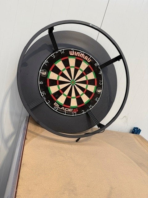 Winmau blade 5 dart bord + target verlichting + surround, Sport en Fitness, Ophalen, Gebruikt, Dartbord