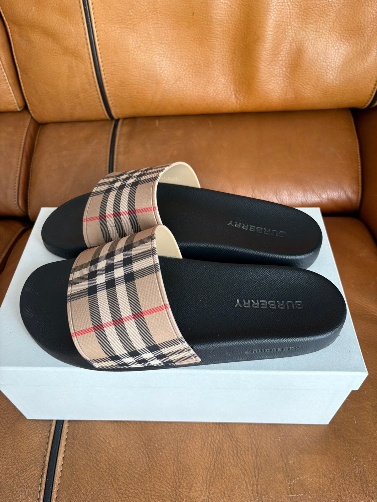 Burberry slides 44, Vêtements | Hommes, Chaussures, Comme neuf, Brun, Enlèvement, Pantoufles
