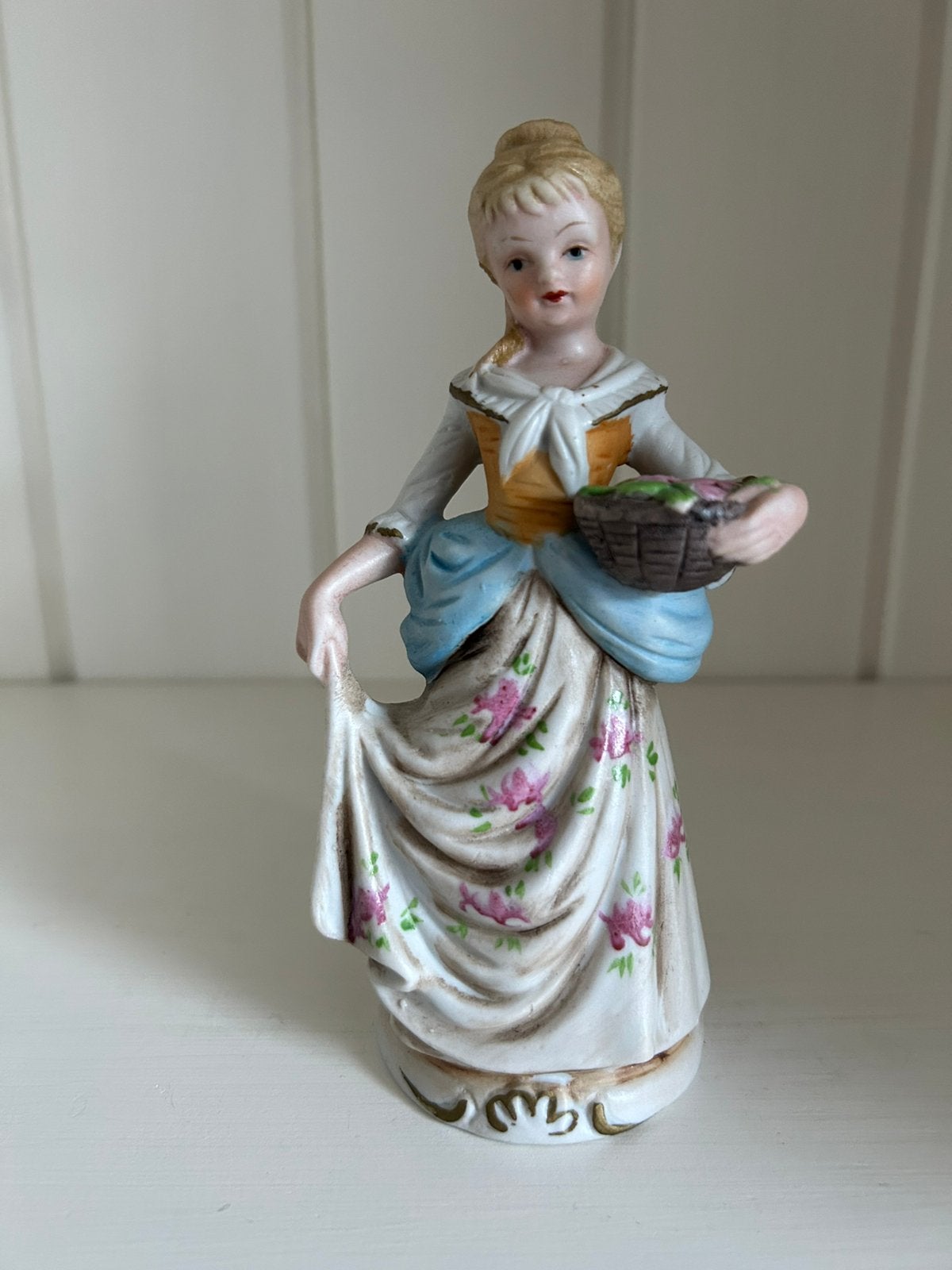Dame avec panier de fleurs, Enlèvement, Humain