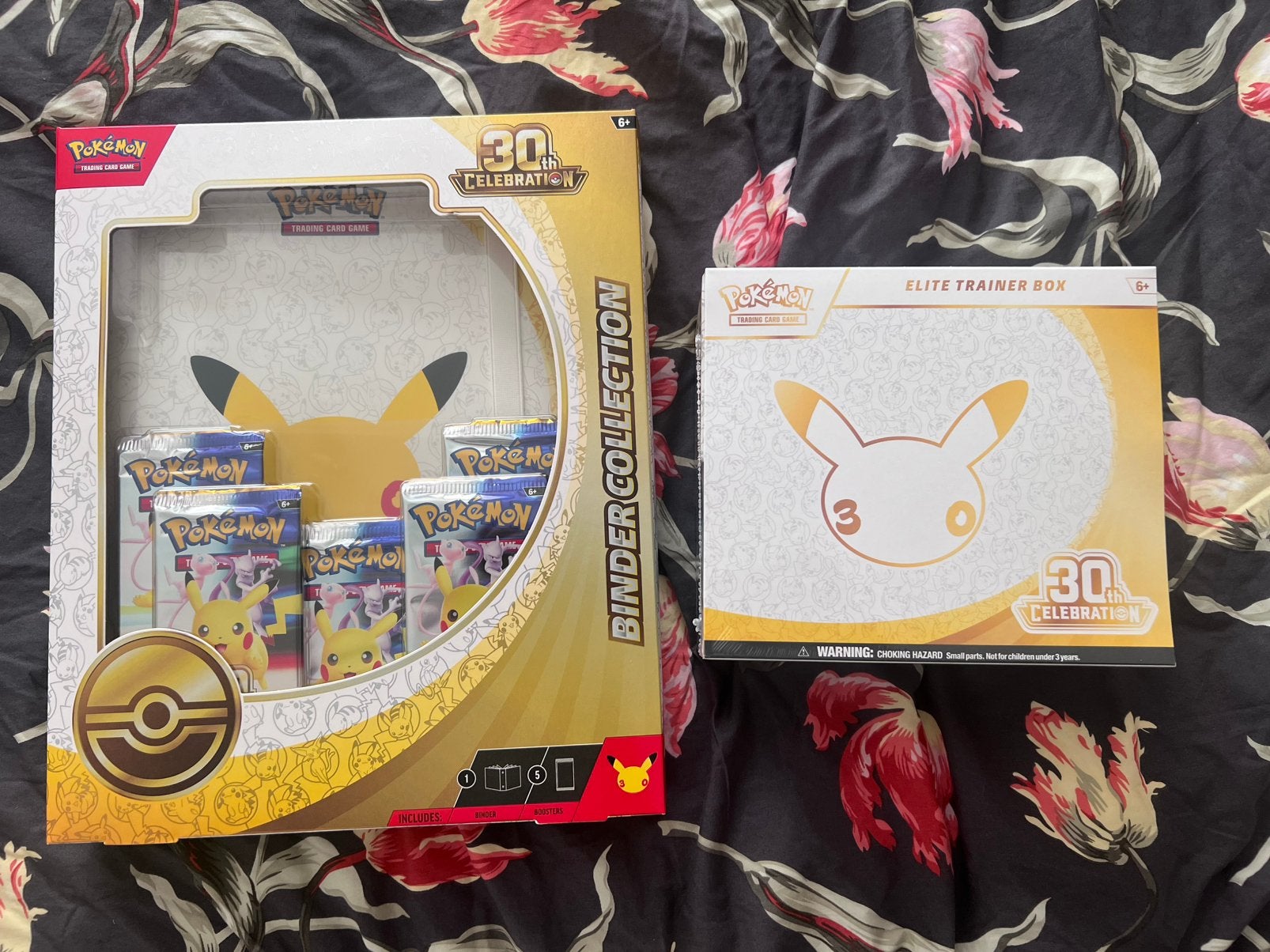 Te koop: Pokémon 30th celebration ETB + Binder Collection, Enlèvement, Neuf, Autres types, Foil