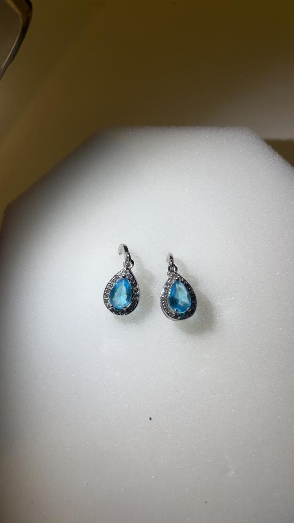 Lichtblauwe zilveren oorbellen, Bijoux, Sacs & Beauté, Boucles d'oreilles, Enlèvement ou Envoi, Comme neuf, Avec cristal, Bleu