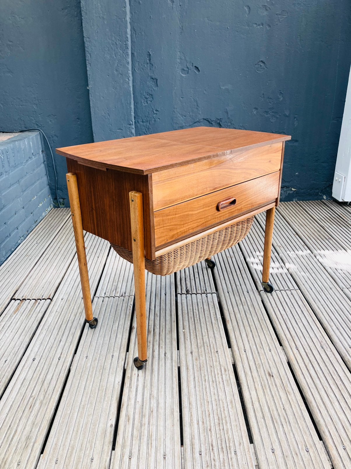 Vintage Naaittafeltje /bijzettafel / kastje / naaidoos. Teak, Vintage, 55 tot 75 cm, Zo goed als nieuw, Rechthoekig