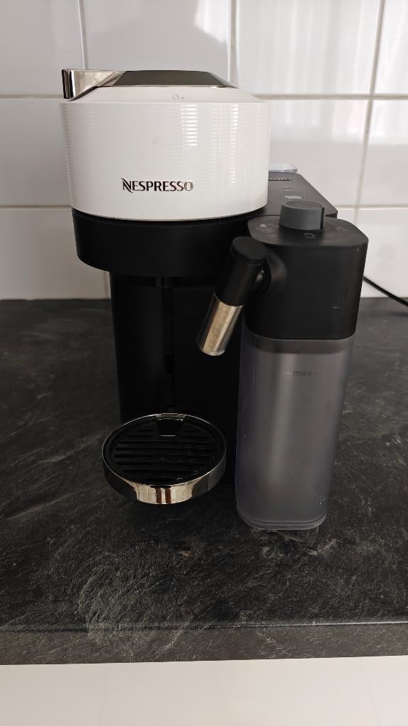 DeLonghi Nespresso Vertuo Lattissima Wit ENV300.W, Elektronische apparatuur, Ophalen, Espresso apparaat, Zo goed als nieuw, 4 tot 10 kopjes
