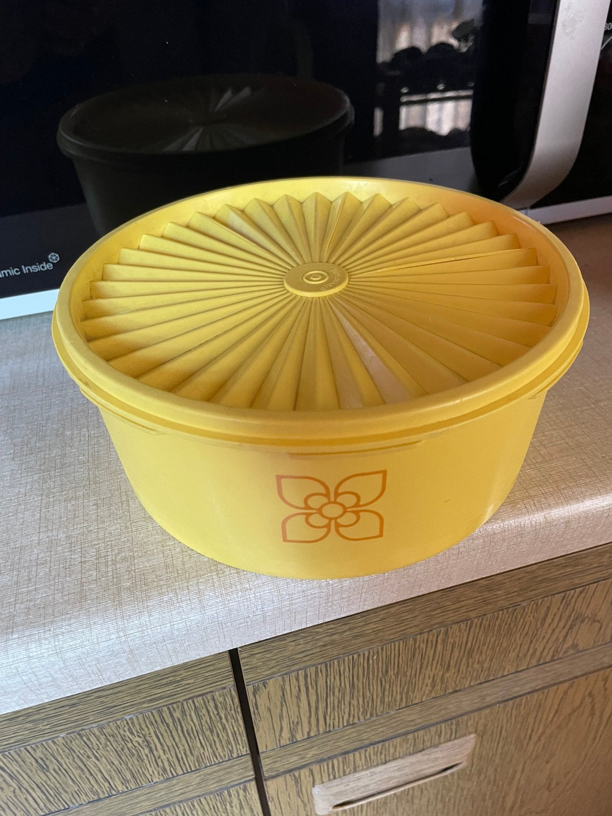 Grote vintage tupperware doos met zonnedeksel, Ophalen of Verzenden, Gebruikt, Geel, Met deksel