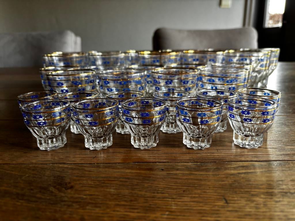 Zeer oude glazen met blauw en gouden randje, Made in France, Enlèvement ou Envoi