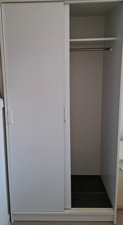 Witte kast met twee schuifdeuren met legplank, Huis en Inrichting, Kasten | Kleerkasten, Ophalen of Verzenden, Overige materialen