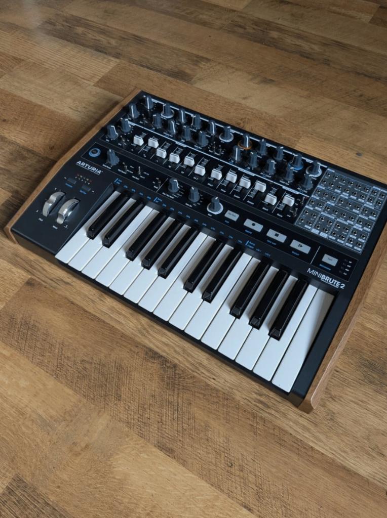 Arturia Minibrute 2 semi-modulaire analoge mono-sequencer, Muziek en Instrumenten, Overige merken, Gebruikt, Met midi-aansluiting
