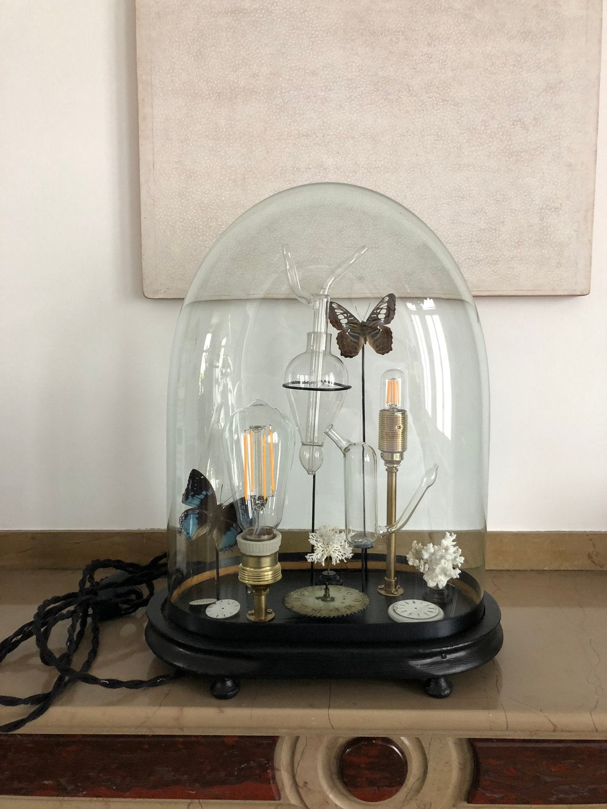 ANTIEKE GLAZEN STOLP MET VERLICHTING EN CURIO LAMP, Antiek en Kunst, Ophalen