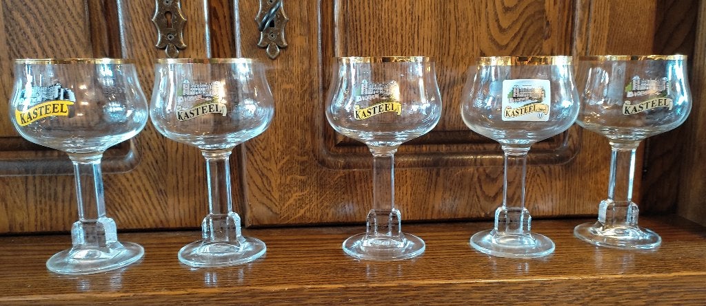 5 verres Kasteel avec château au bas du pied +sieurs époques, Enlèvement ou Envoi, Utilisé, Verre à bière