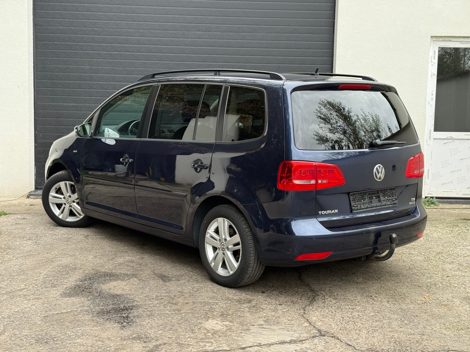VOLKSWAGEN TOURAN 1.2 TSI BLUEMOTION — 7 ZITPLAATSEN 2013 —, Auto's, Euro 5, Zwart, Blauw, Leder en Stof