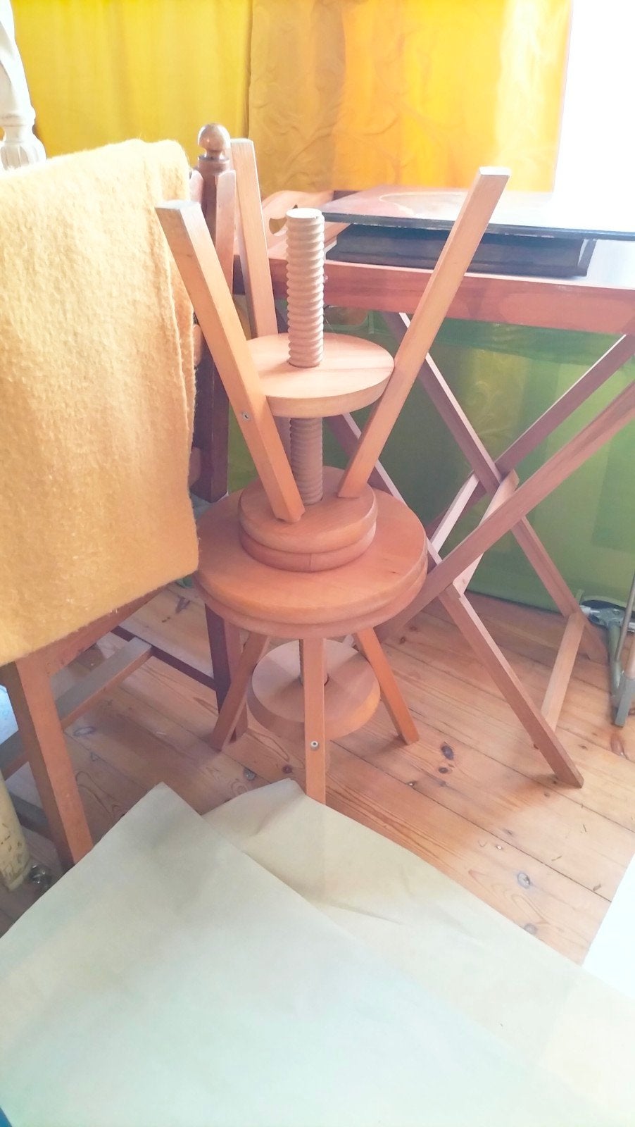 2 tabourets modifiable en hauteur bois plein, Enlèvement, Bois