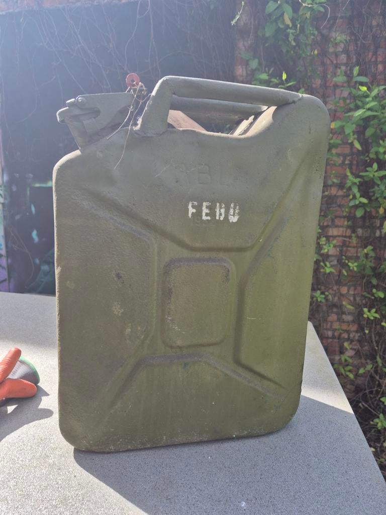 Jerrycan retro Abl 1952 gevuld met petroleum, Enlèvement