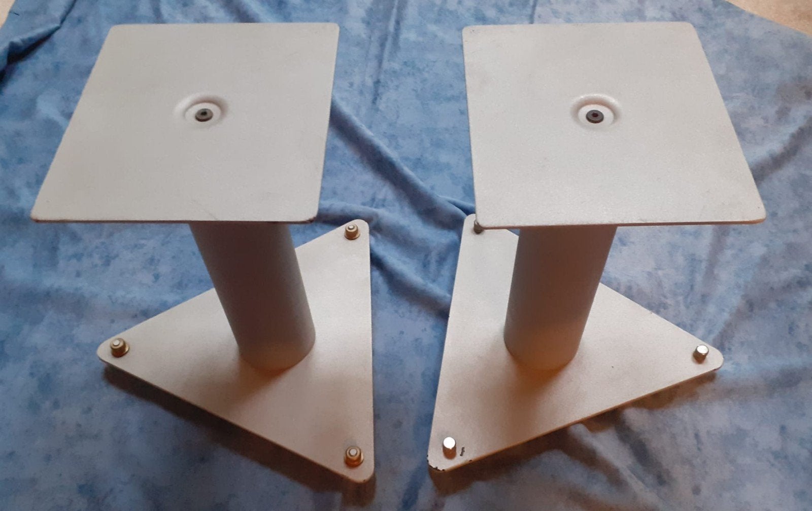 Pieds enceintes métalliques, Enlèvement