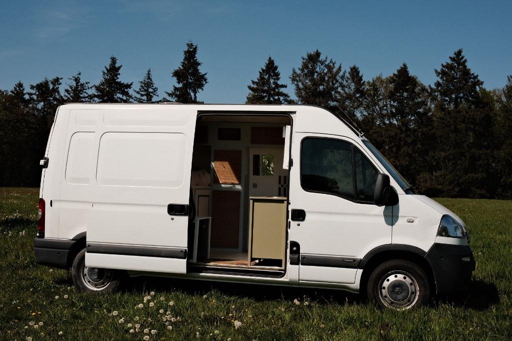 Camper van - Opel Movano - 109.000km - APK t/m feb 2027, Caravanes & Camping, Camping-cars, Autres marques, Airbags, Trousse de toit