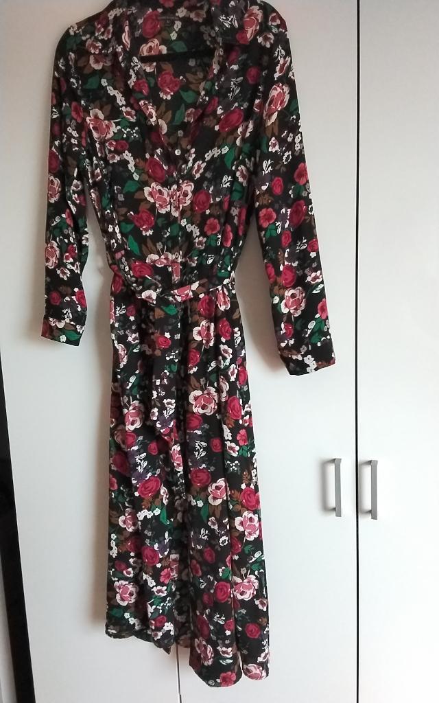 gekleurd lang zwart kleedje maat M, Kleding | Dames, Jurken, Zwart, Zo goed als nieuw, Onder de knie, Ophalen
