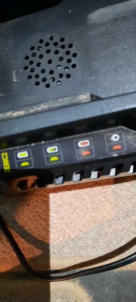 Batterijen  + oplader merk Simka, Ophalen, Gebruikt, Oplaadbaar