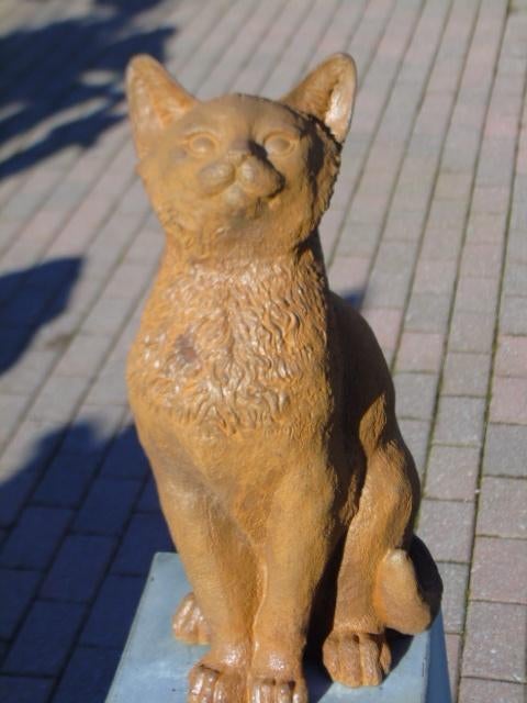 Levensgrote kat zittend in roestig gietijzer., Ophalen of Verzenden, Nieuw