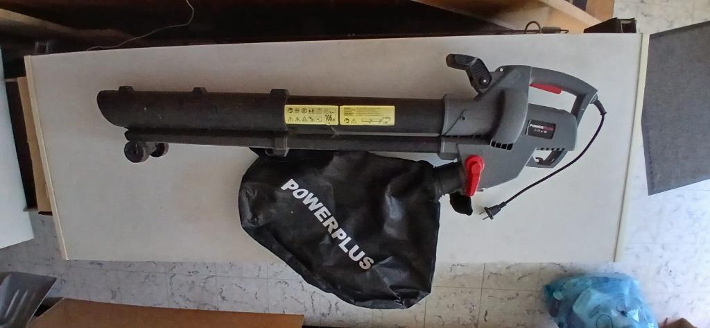 souffleur-aspirateur de feuilles électrique, Tuin en Terras, Bladblazers, Ophalen, Handgedragen, Zo goed als nieuw, Powerplus