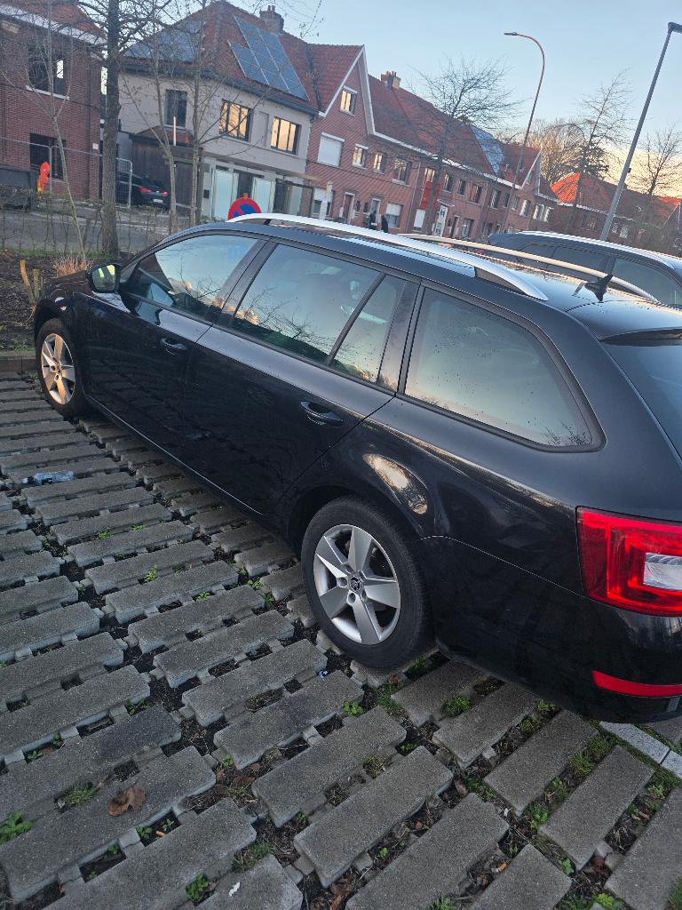 Skoda octavia euro 6, Voorwielaandrijving, 1600 cc, Zwart, Leder