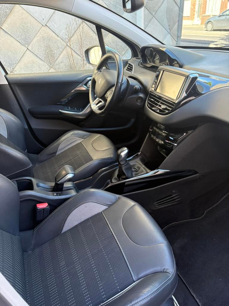 Peugeot 2008 , 63000 km  ( 1 jaar garantie ) Benzine, Auto's, 1199 cc, Leder en Stof, Bedrijf, Handgeschakeld