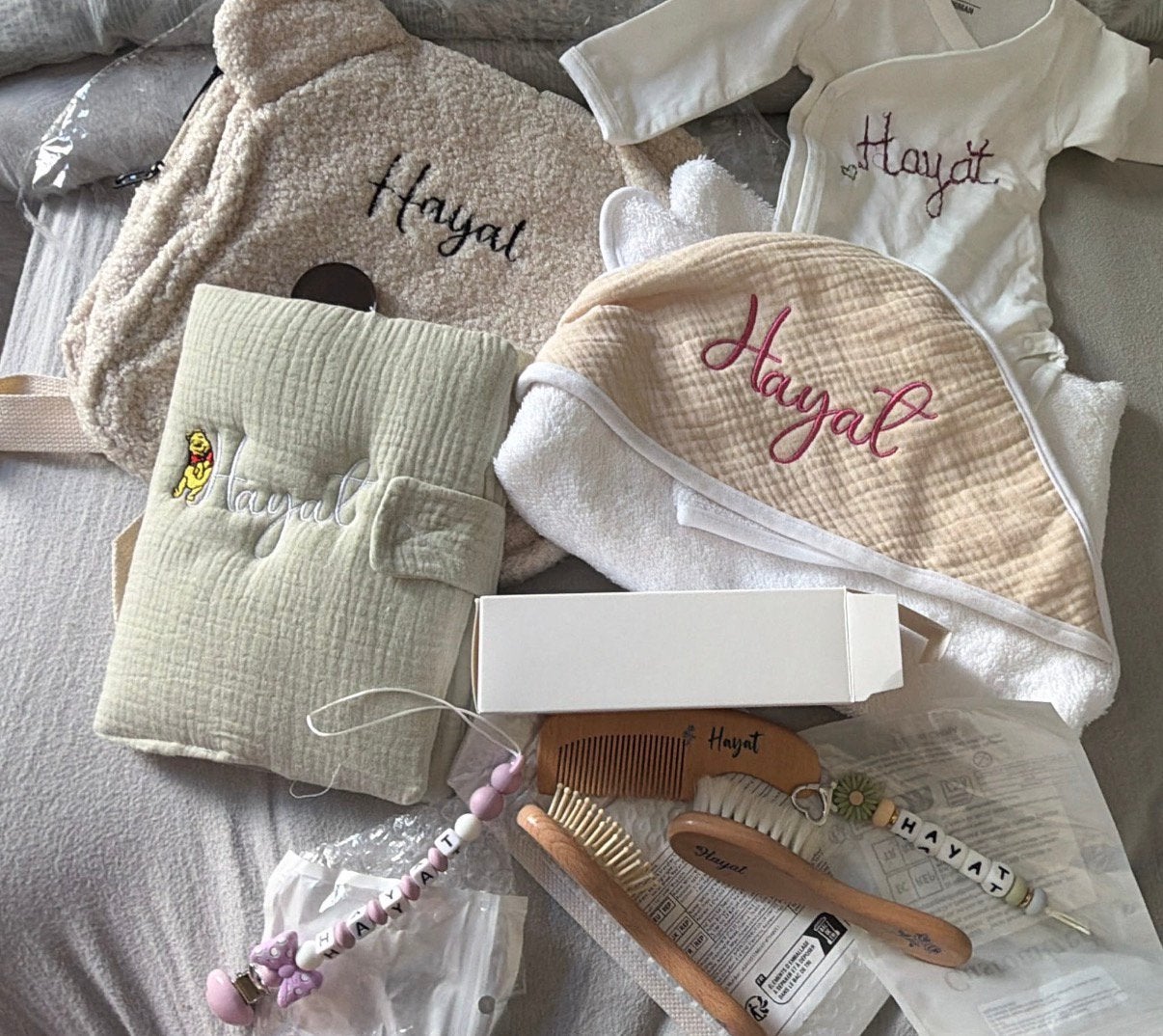 Accessoires bébé personnalisés brodés au prénom Hayat, Enlèvement ou Envoi, Neuf