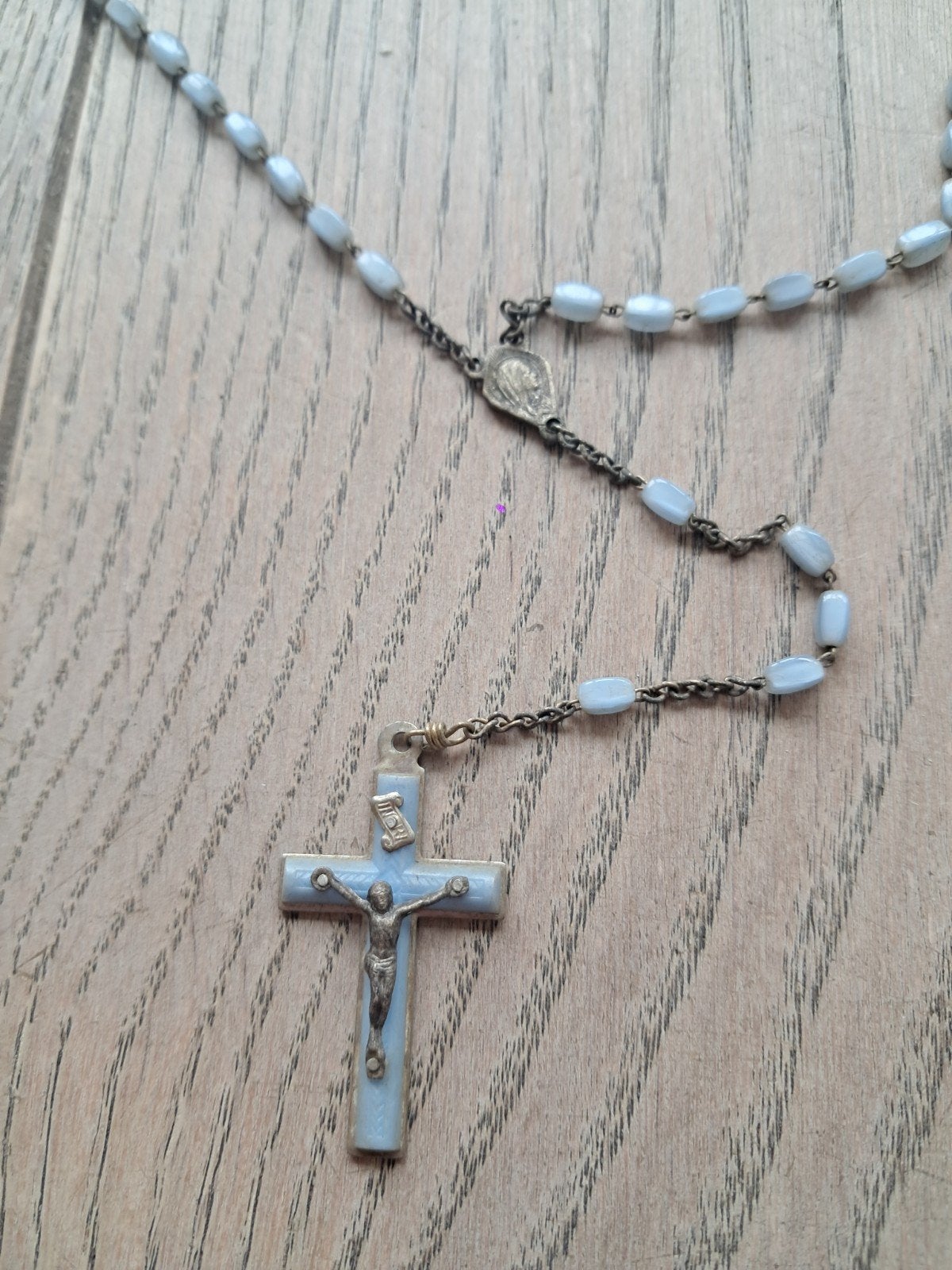 Lichtblauwe, heel fijne paternoster met lichtblauw kruisje, Verzamelen, Ophalen of Verzenden