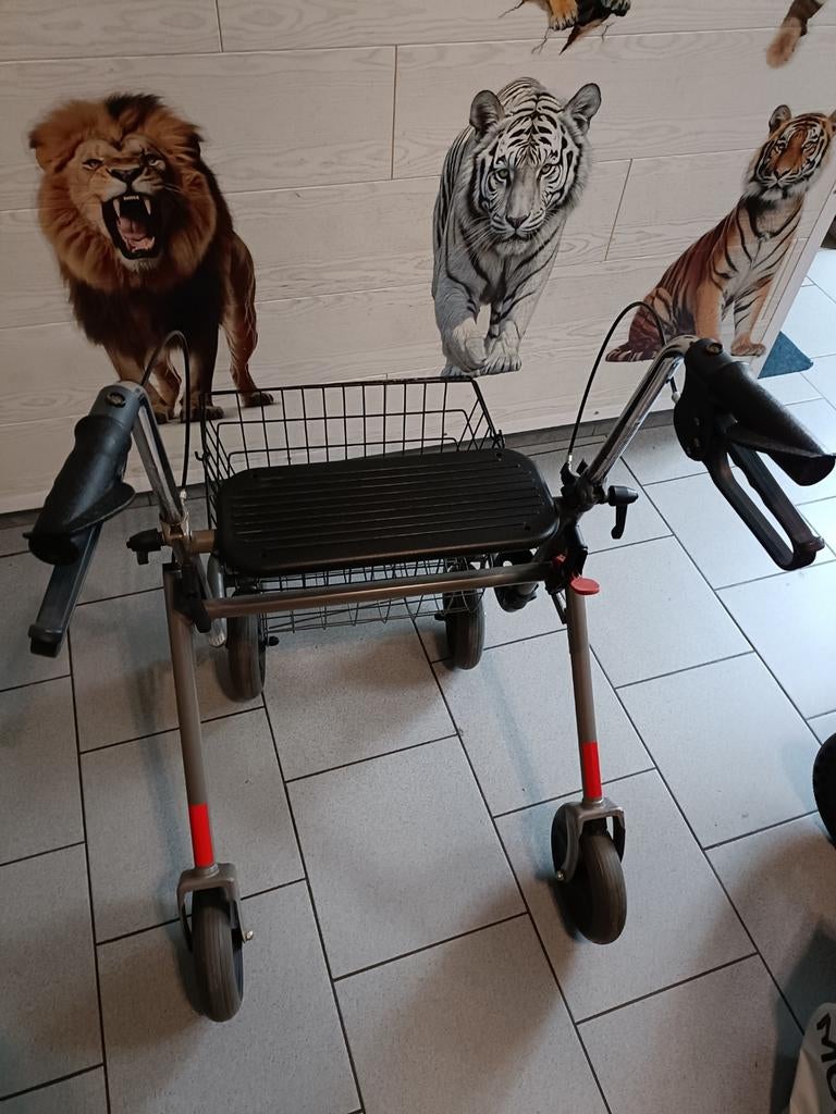 Tribune déambulateur pliable 4roues freins parking panier, Diversen, Ophalen, Opvouwbaar