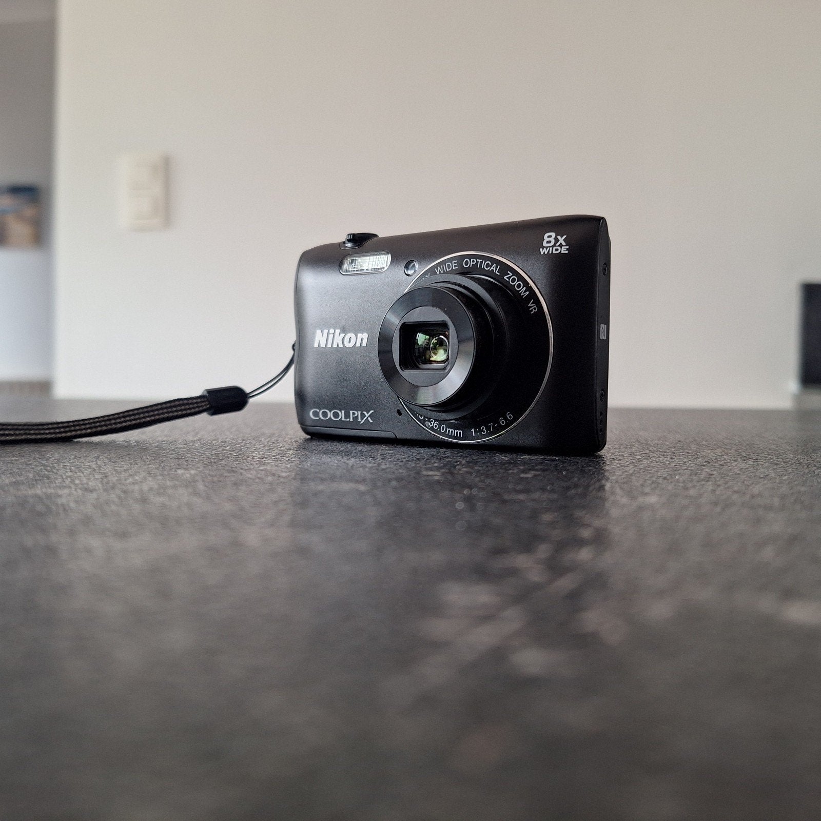 Nikon Coolpix A300 Digital Camera – 20.1MP – 8x Optical Zoom, Audio, Tv en Foto, Overige merken, Gebruikt, Ophalen of Verzenden