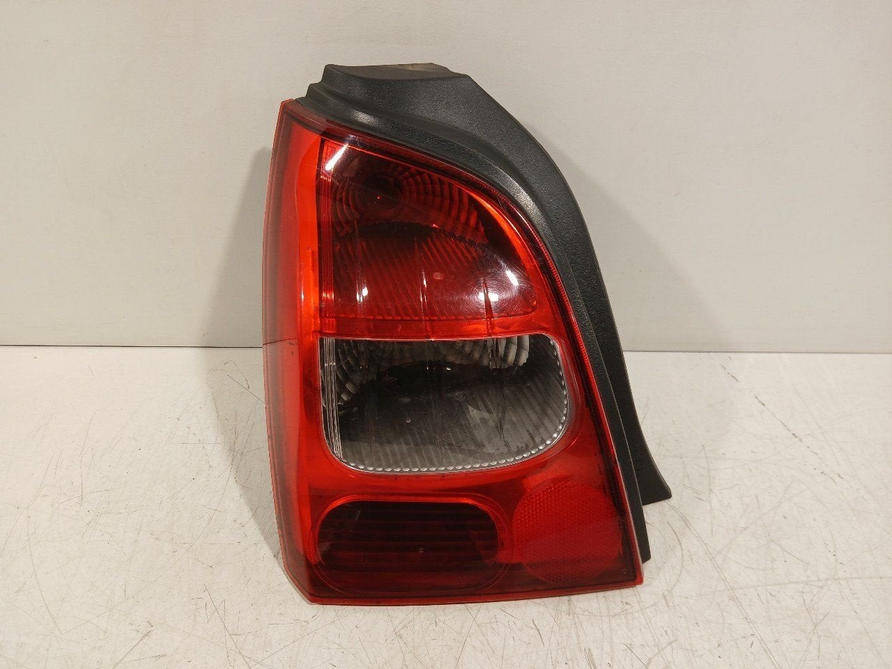 Achterlicht links buiten Renault Twingo, Onderdelen@venauto.nl, Van der Ven Autorecycling B.V., Ettenseweg 76, 4706 PB Roosendaal, The Netherlands