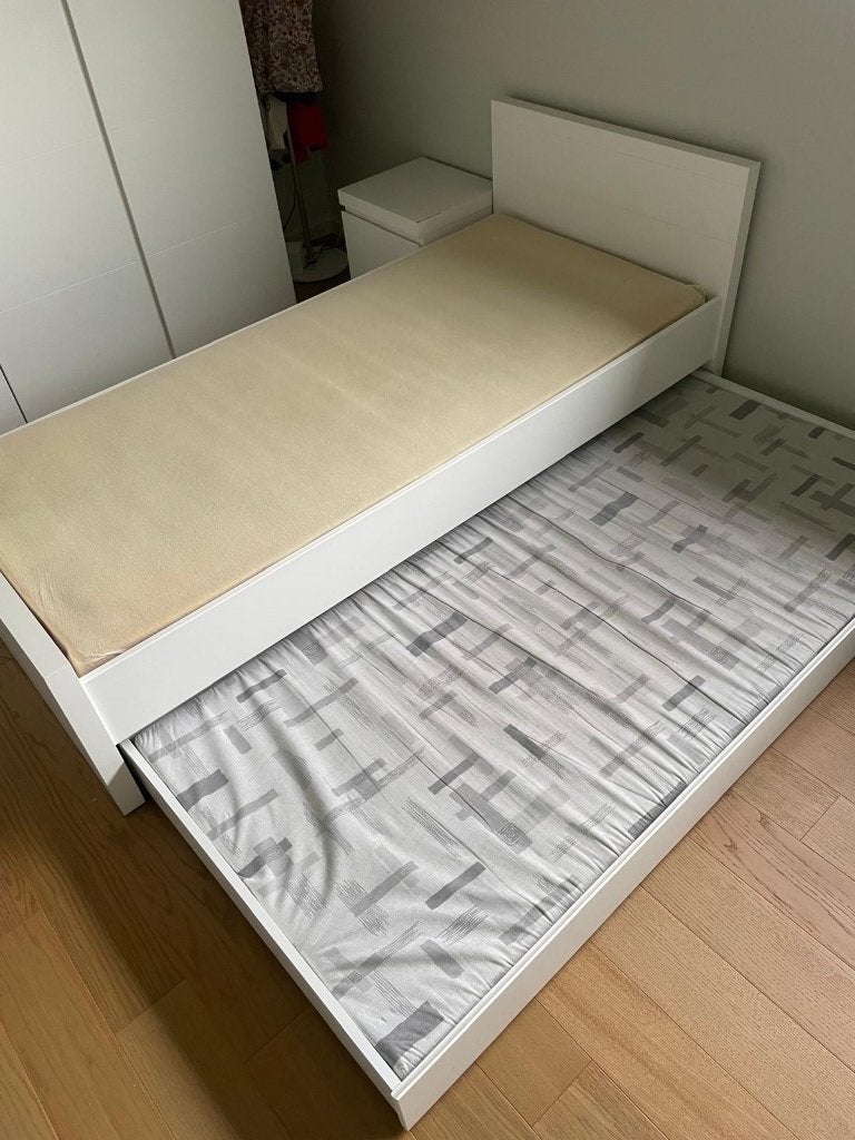 Bed 1 persoon met bedlade en nachtkastje (winkel Boomhut), Ophalen, Zo goed als nieuw, Eenpersoons