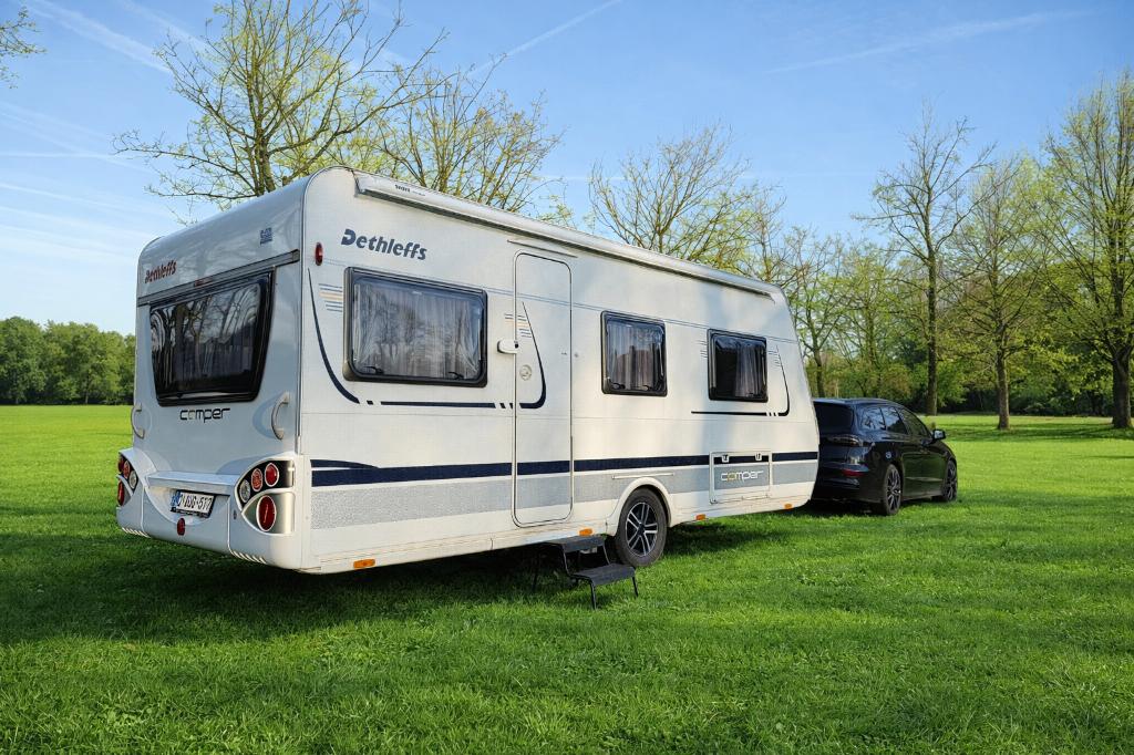 À louer/À louer/À louer : Caravane de luxe Dethleffs (4p), Jusqu'à 4, 5 à 6 mètres, Dethleffs, Poêle