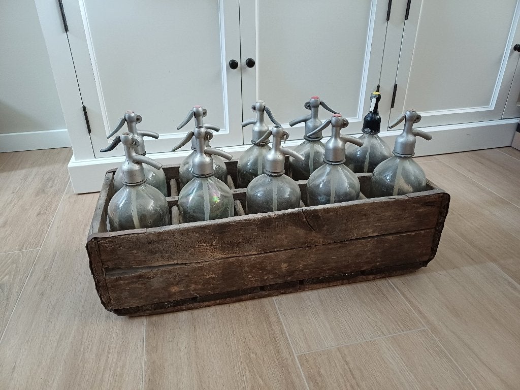 Oude antieke kist 10 sodaflessen sifonflessen seltzerflessen, Antiek en Kunst, Ophalen