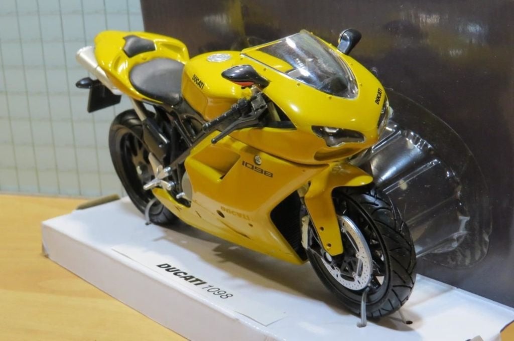 Ducati 1098 1:12 New Ray 42723, Enlèvement ou Envoi, Neuf, 1:9 à 1:12, Moteur
