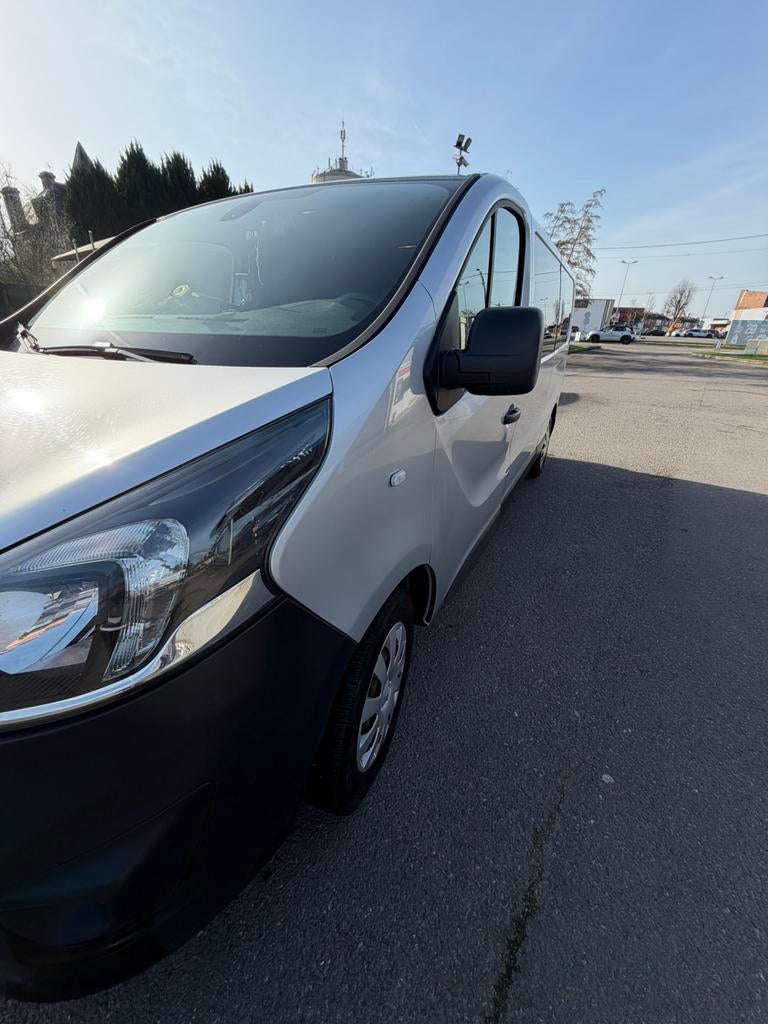 A vendre opel Vivaro, Auto's, Voorwielaandrijving, Euro 6, 4 cilinders, Leder en Stof