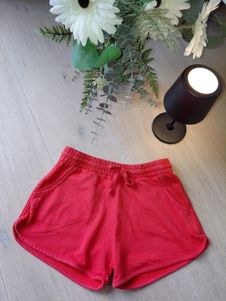 Maat S - rode short, Kleding | Dames, Ophalen of Verzenden, Gedragen, Maat 36 (S), Rood