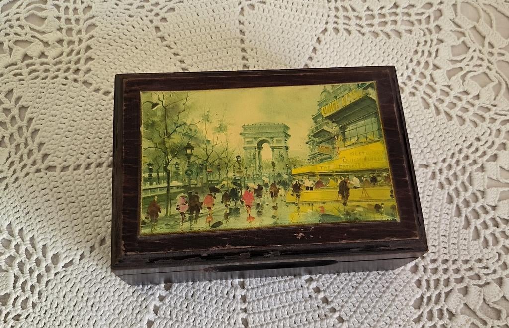 Boîte en bois ancienne avec une représentation des Champs El, Ophalen of Verzenden