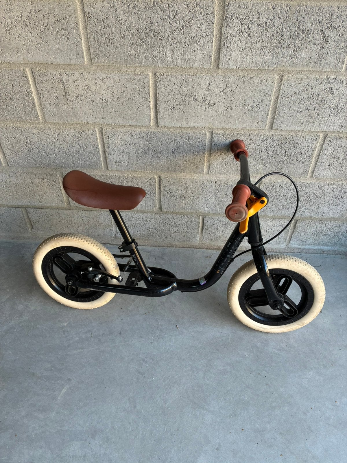 Loopfiets Btwin Decathlon zwart, Kinderen en Baby's, Speelgoed | Buiten | Voertuigen en Loopfietsen, Ophalen, Zo goed als nieuw