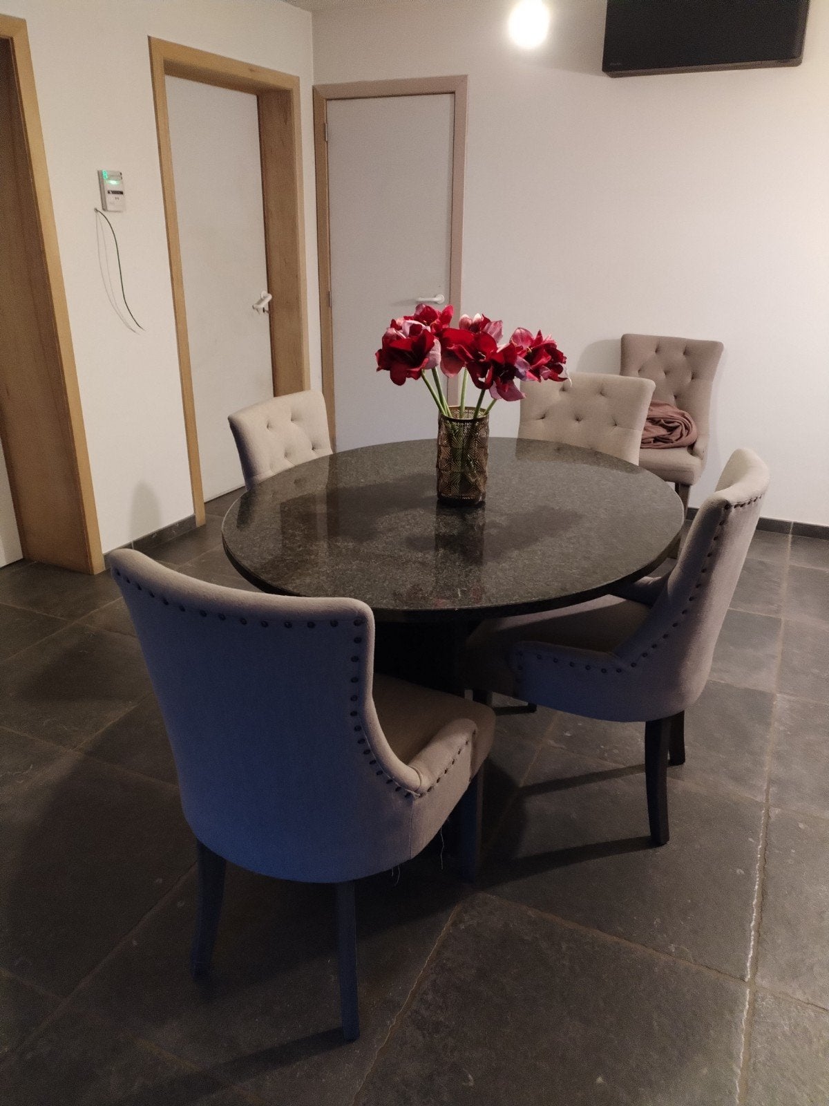 table ovale granit, Maison & Meubles, Ameublement | Revêtements de sol, Enlèvement, Comme neuf, Noir