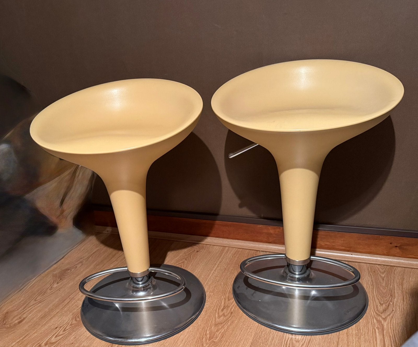 Twee Magis Bombo stoelen (100€/stuk), Ophalen, Zo goed als nieuw, Draaibaar