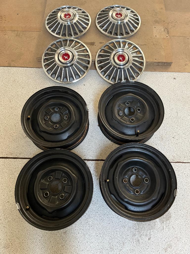 Roues Ford Mustang avec enjoliveurs, Autos : Divers, Enjoliveurs, Utilisé, Enlèvement