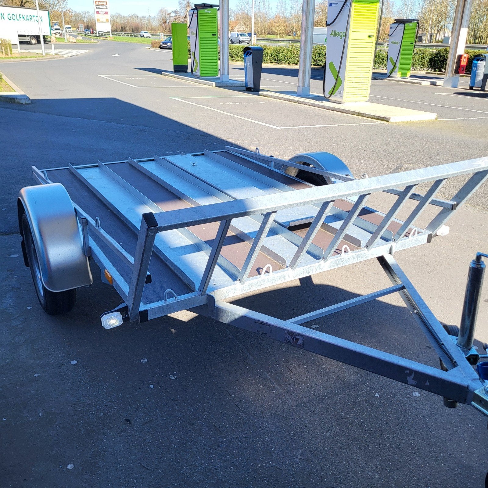 Zogoed als nieuwe motoraanhangwagen, Ophalen
