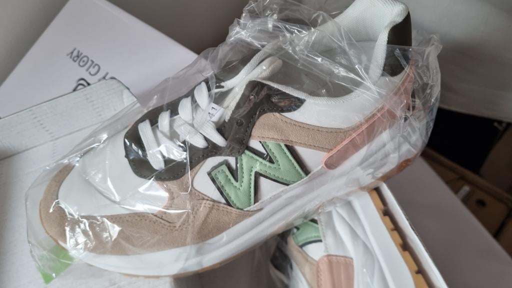Lot van 11 paar basketbaldealers