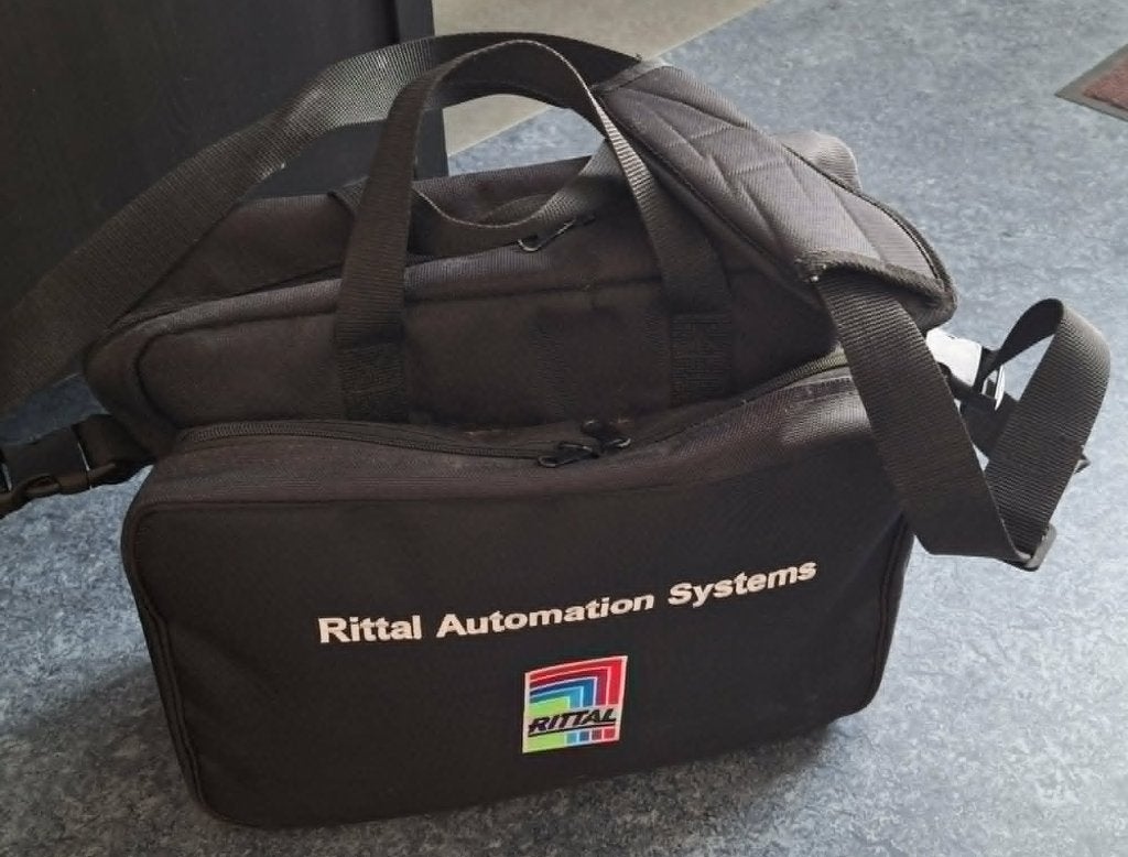 Te koop stevige zwarte canvas laptoptas van Rittal., Informatique & Logiciels, Sacoches d'ordinateur portable, Enlèvement ou Envoi