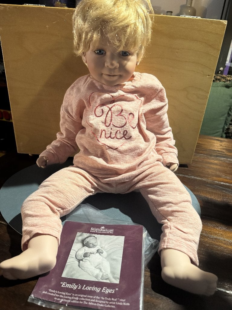 Ashton-Drake Emily’s Loving Eyes – Linda Webb - Certificaat, Ophalen of Verzenden, Zo goed als nieuw, Pop, Levensecht of Reborn