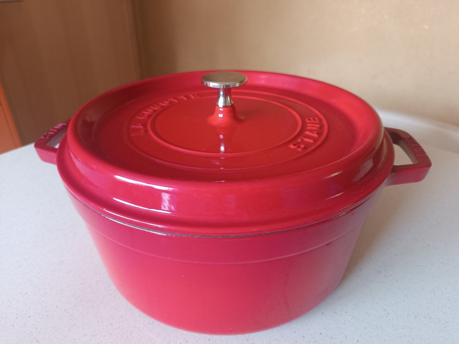 Gietijzeren braadpan La Cocotte van Staub, 26cm, kersenrood, Enlèvement, Comme neuf, Fonte, Cocotte