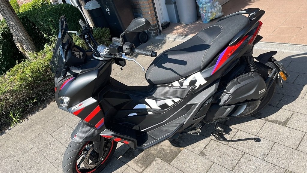 Réplique de l'Aprilia 125 SR GT, Scooter, Permis Moto A1 minimum, Éclairage LED, Automatique