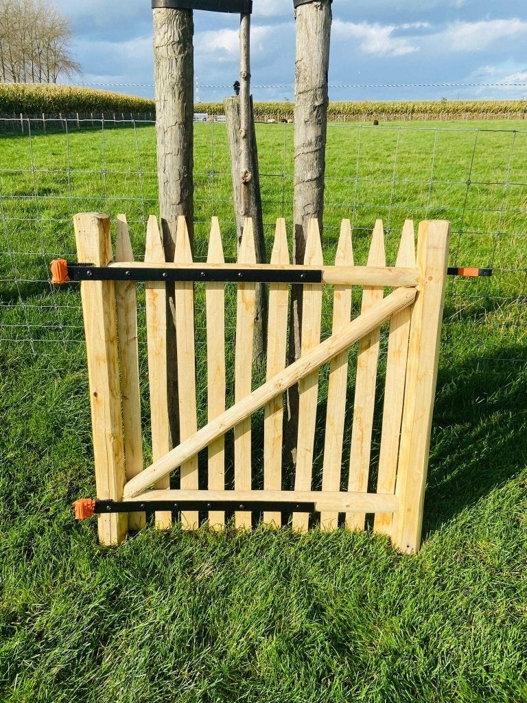 Kastanje hekwerk en deurtjes