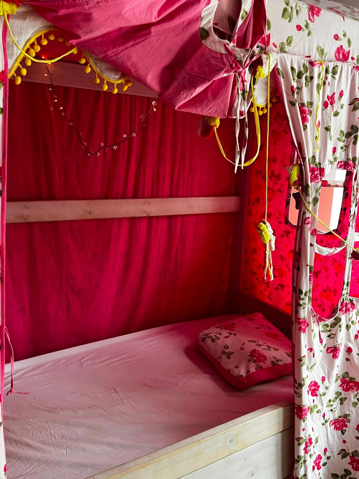 Meisjesbed, Kinderen en Baby's, Kinderkamer | Bedden, Ophalen, 85 tot 100 cm, Gebruikt, Matras